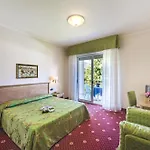 Lido La Perla Nera מלון 3*